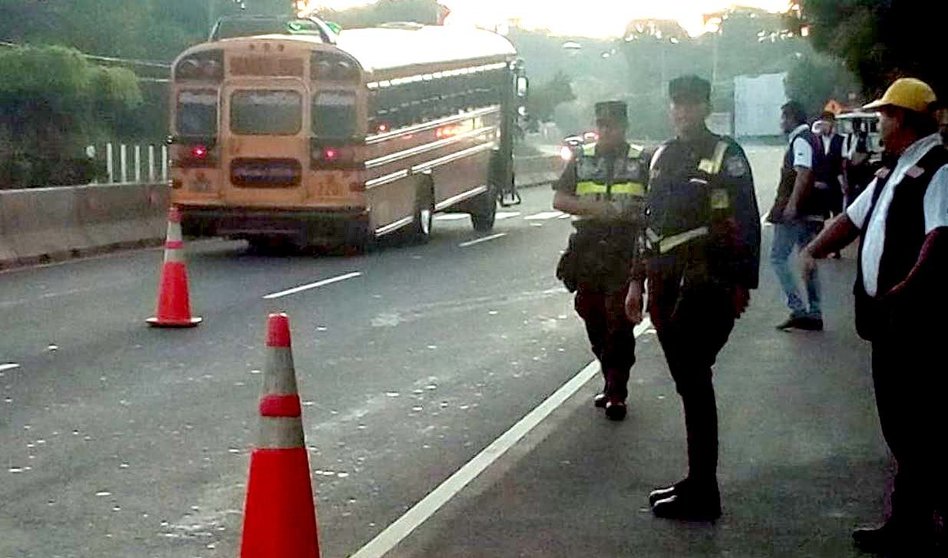 Buses amarillos fueron multados por no tener permisos para transportar personal