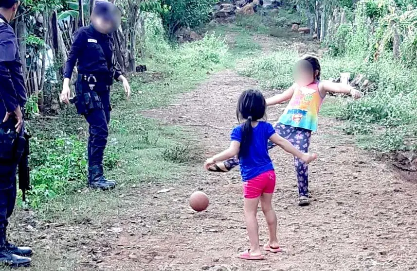 Policías juega con niñas a la pelota