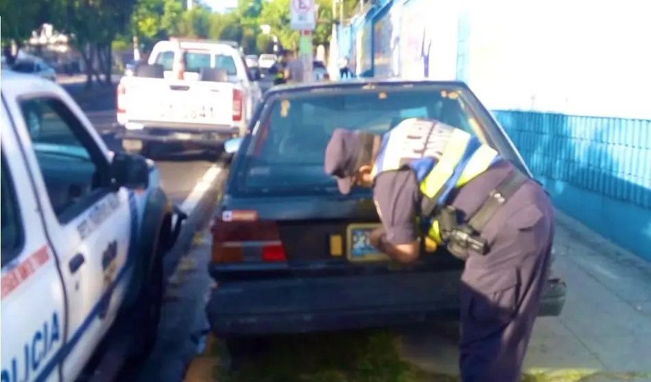 Policía retirando placas en la Escalón