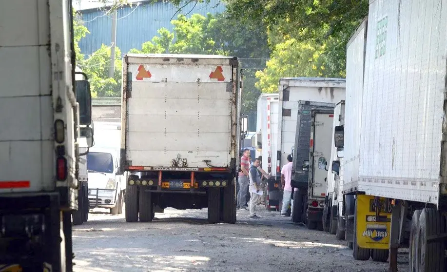 Camiones se toman las calles de Santa Lucía Ilopango 3