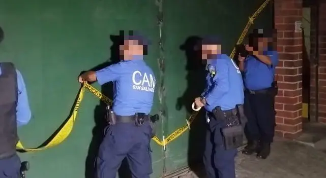 Agentes del CAM cerrando local 1