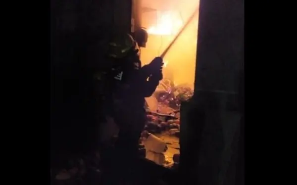 Bombero durante incendio