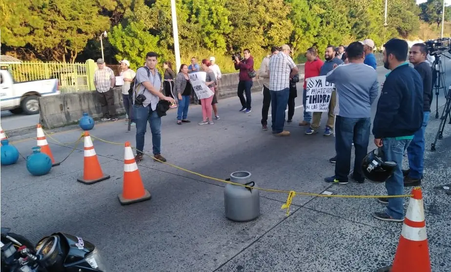 Cierran carretera al puerto