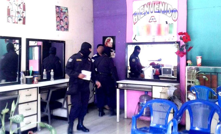 Policía interviene salas de belleza del centro de San Salvador 2