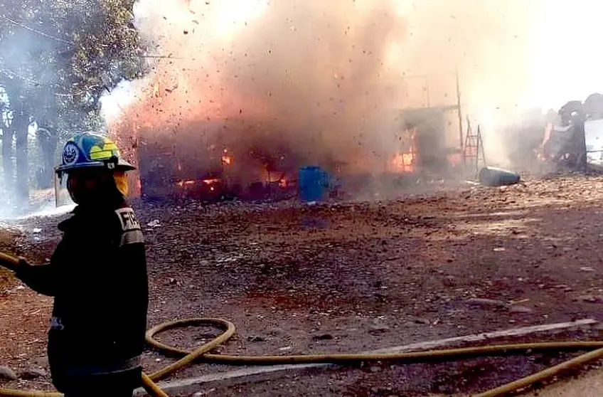 Incendio en venta de pólvora en San Francisco Gotera 6