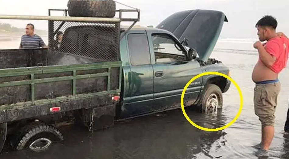 Carro a orilla de la playa El Cuco se hunde 2