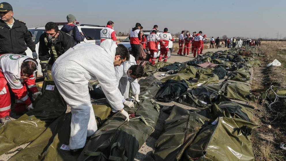Recogiendo cuerpos de avión de Irán