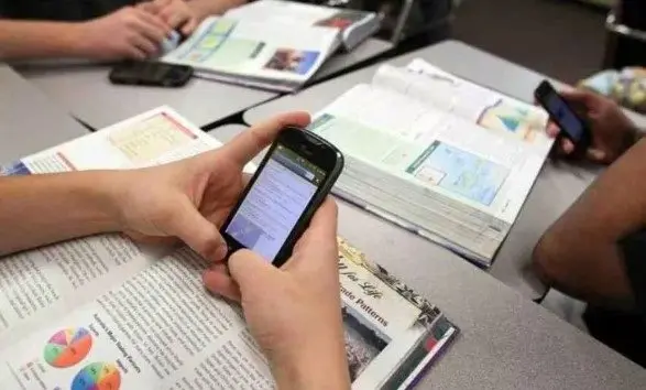 Celulares mientras estudian