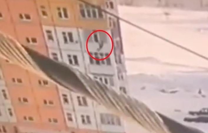 Rusa cayendo del noveno piso