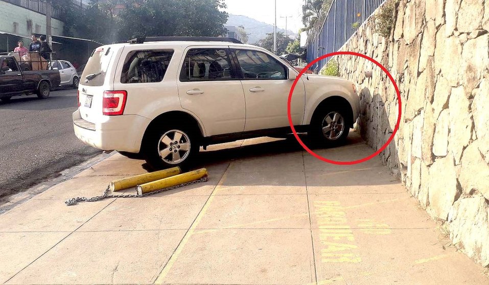 Vehículos en aceras en contornos del hospital Amatepec 1