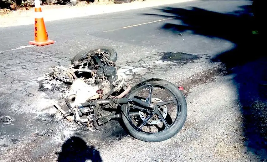 Choque entre motocicleta y vehiculo en calle a la costa de sol 1