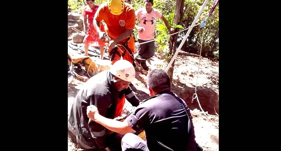 Rescatan a una anciana que cayó en pozo 4