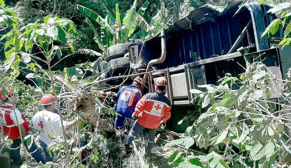 Bus de la ruta 261 accidentado en barranco en La Libertad