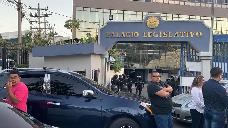 Protestas frente a la Asamblea