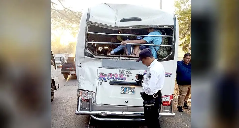 Pasajeros viajaban en microbús chocado 2