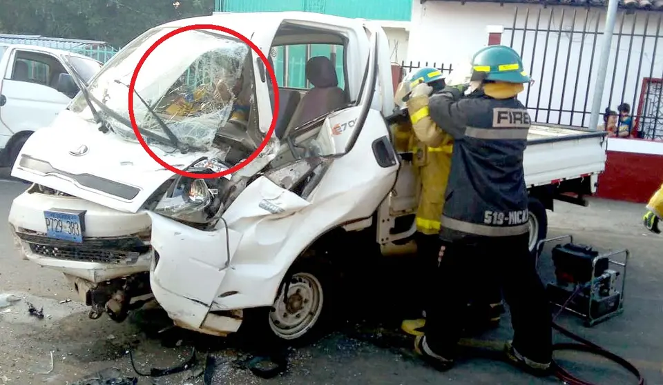 Conductor atrapado en camión en La Unión 3