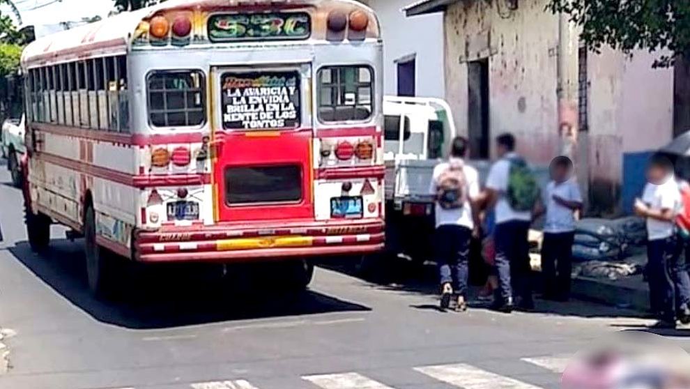 Niña muere arrollada por busero de la ruta 53-C en Sonsonate