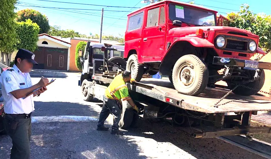 Retiran carros viejos de Santa Tecla 2