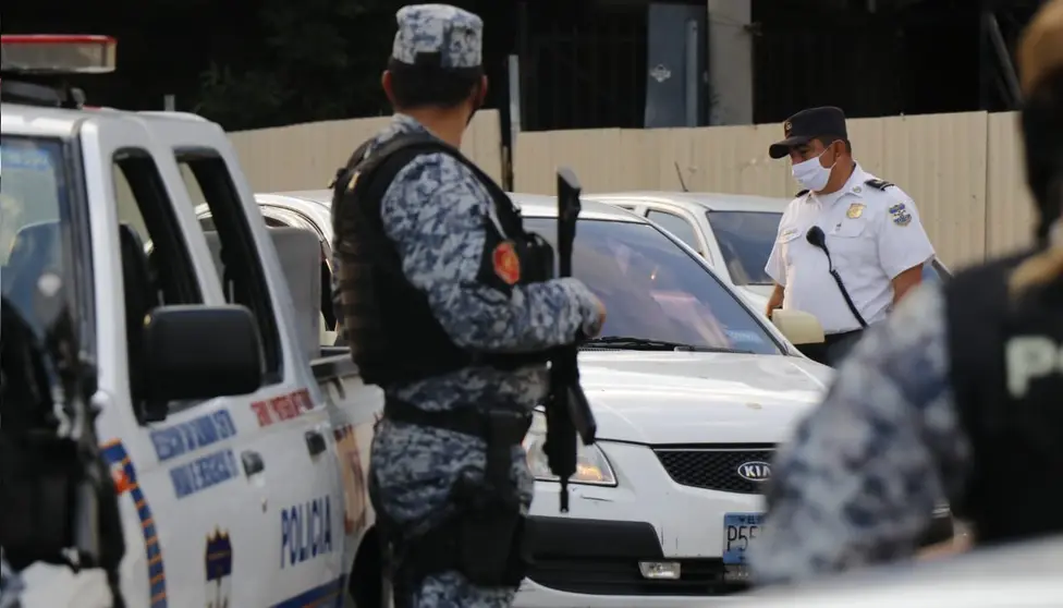 Policías deteniendo circulación