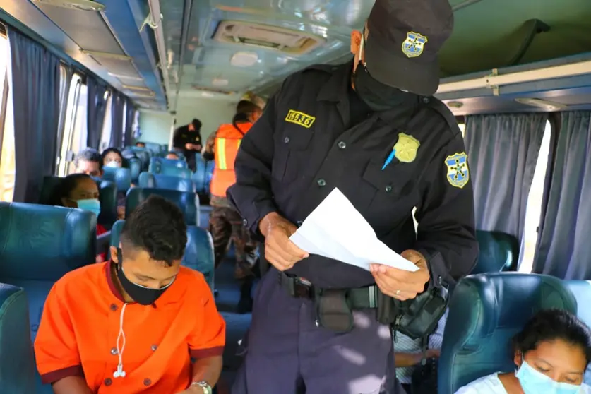 Policía verificando documentos