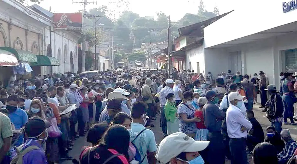 Ambiente en bancos de Ahuachapán