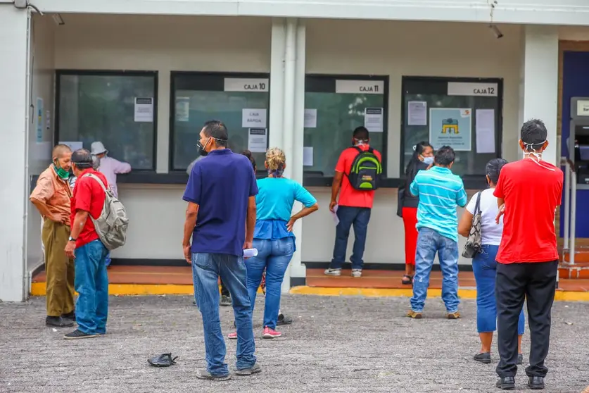 Ciudadanos esperando cobrar el bono