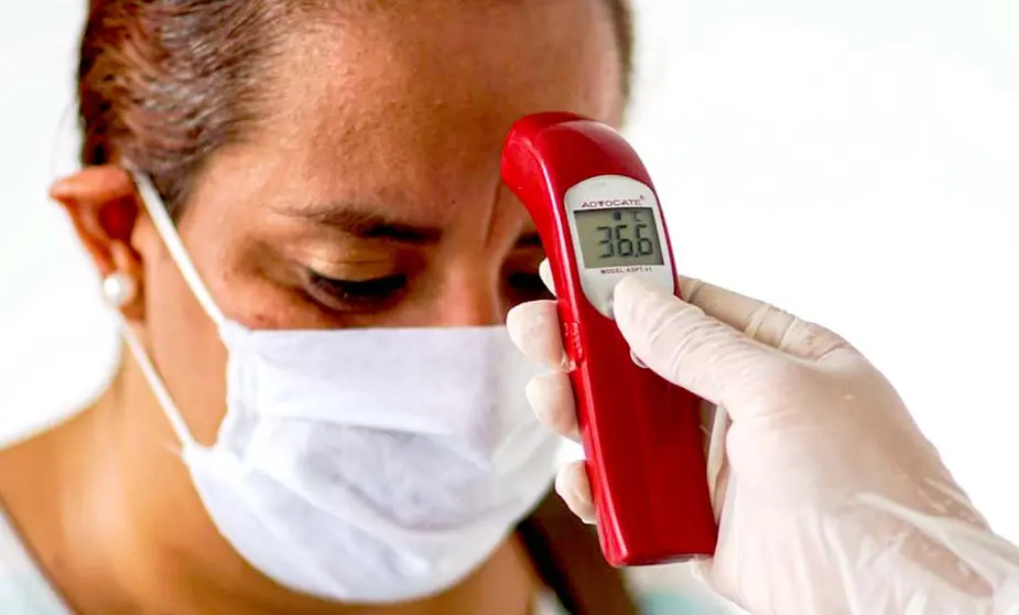 Salud tomando pruebas de temperatura coronavirus