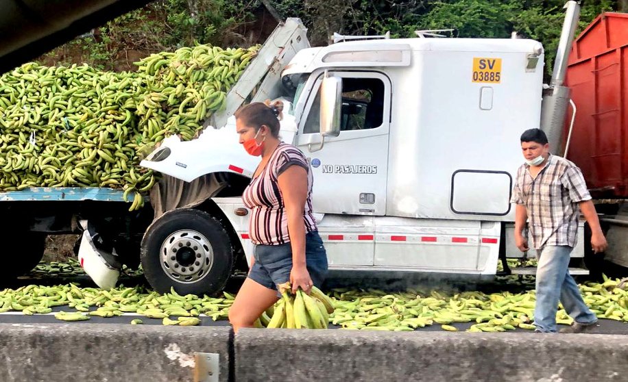 Accidente rastra que transportaba plátanos 2 El TráficoSV