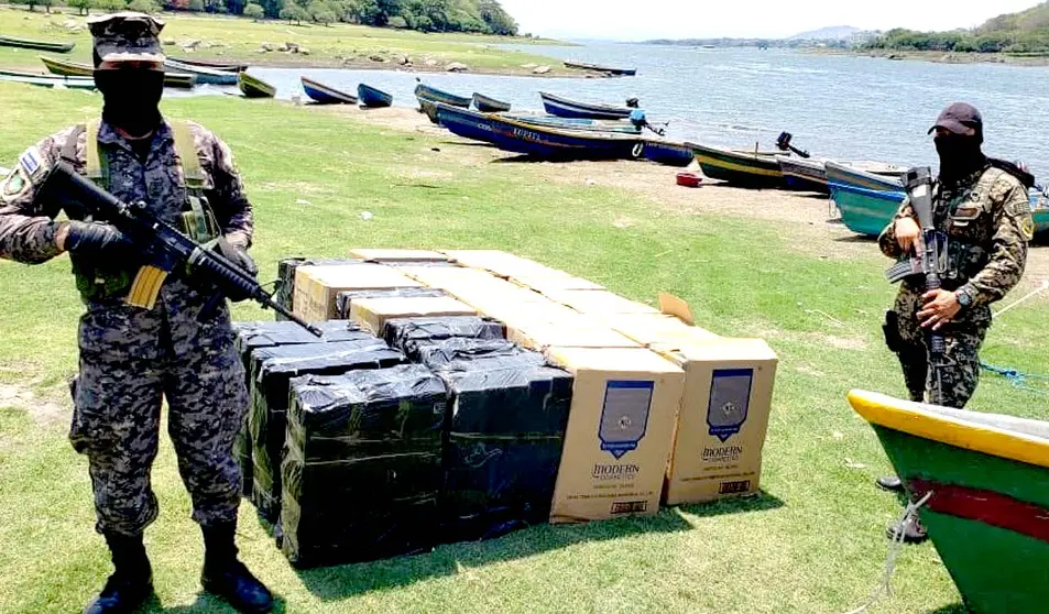 Decomisan cajas de cigarro en la Laguna de Güija 2