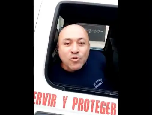 Insultando a mujer policía