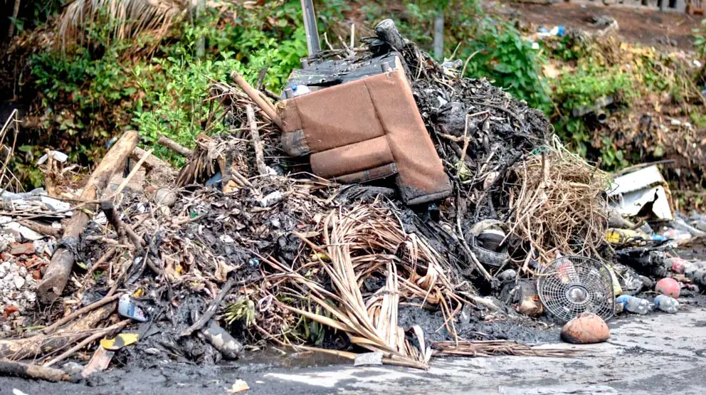 Basura en quebradas de Quezltepeque 1