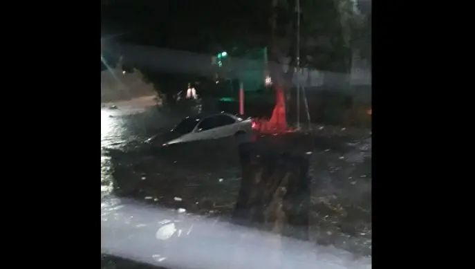 Carro ahogado en la Santa Lucía