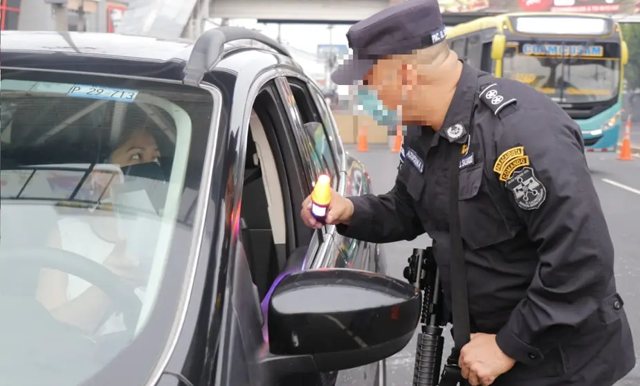 Policía Verificando carta de trabajo