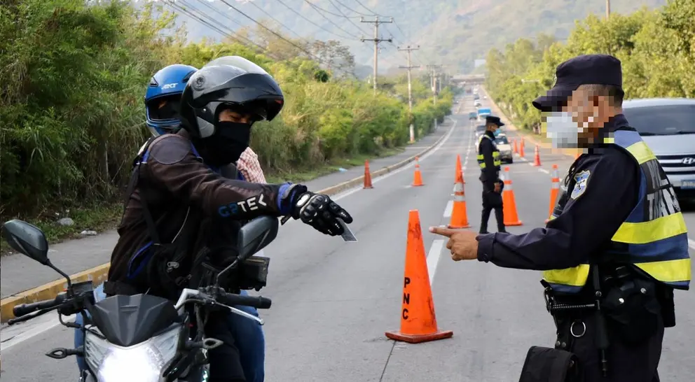 Policía en control vehicular