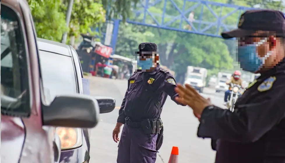 Policías en controll vehicular