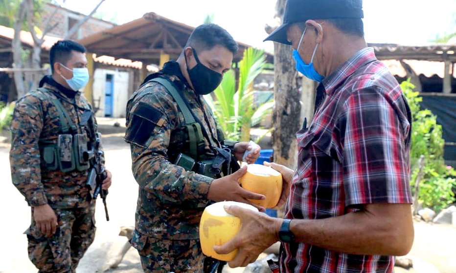 Hombre regala cocos a militares en Usulután 1