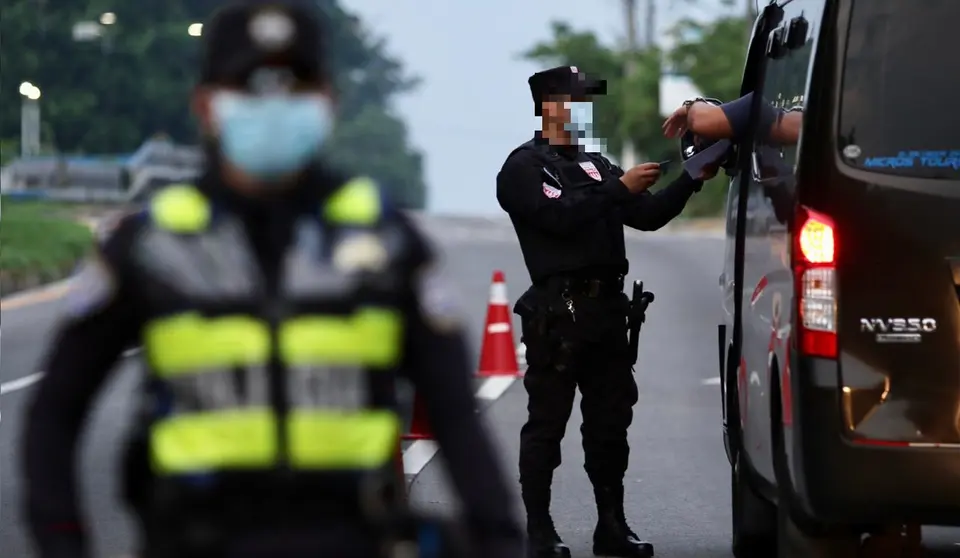 Policías en controles vehiculares 2