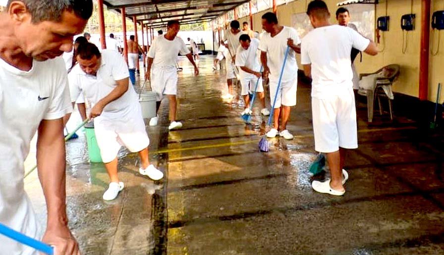 Privados de libertad desinfectando prisiones