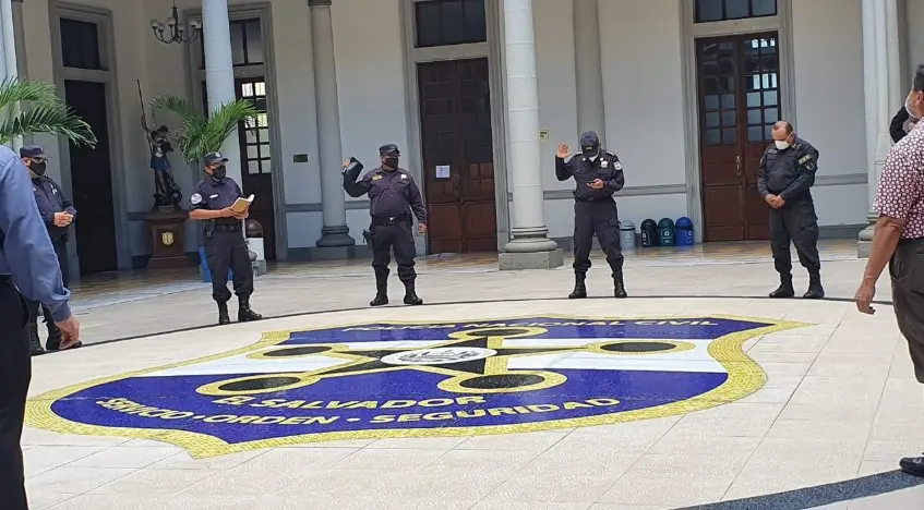 Policías oran por la salud