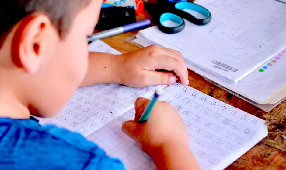 Niños recibiendo clases desde su casa por canal 10 2