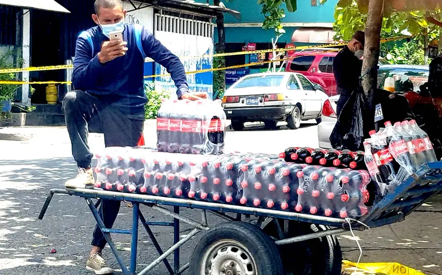 Vendedores informales cambia las frutas y verduras por la coca cola  2