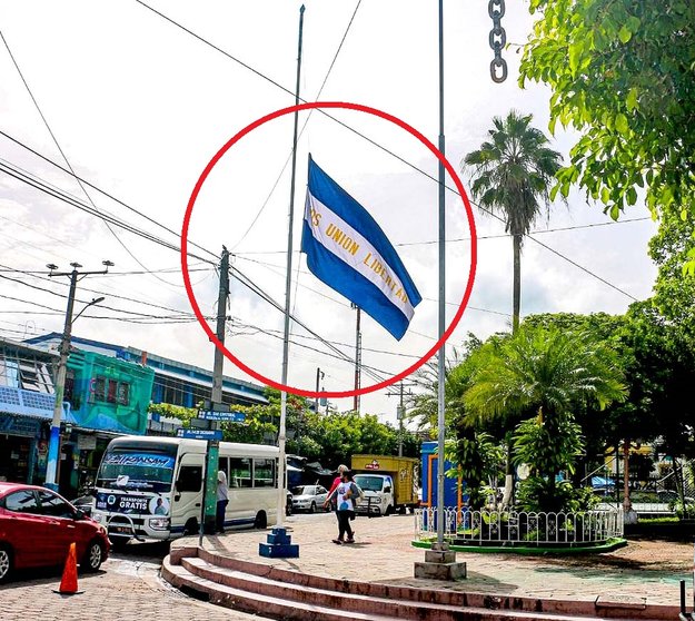 Ilopango coloca bandera a media asta por víctimas de coronavirus Foto tomada de alcalde Adán Perdomo 3