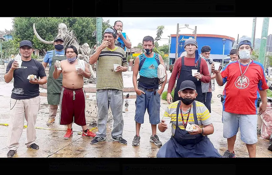 Ayudan ab bulteros de Apopa Foto tomada de Leoncio Isaac