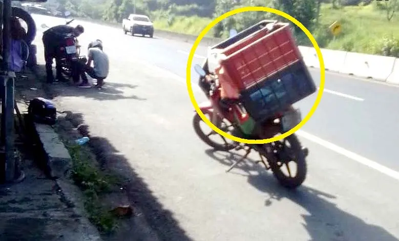 Motociclista es asaltado por otro conductor Foto tomada de Motociclistas de El Salvador 3