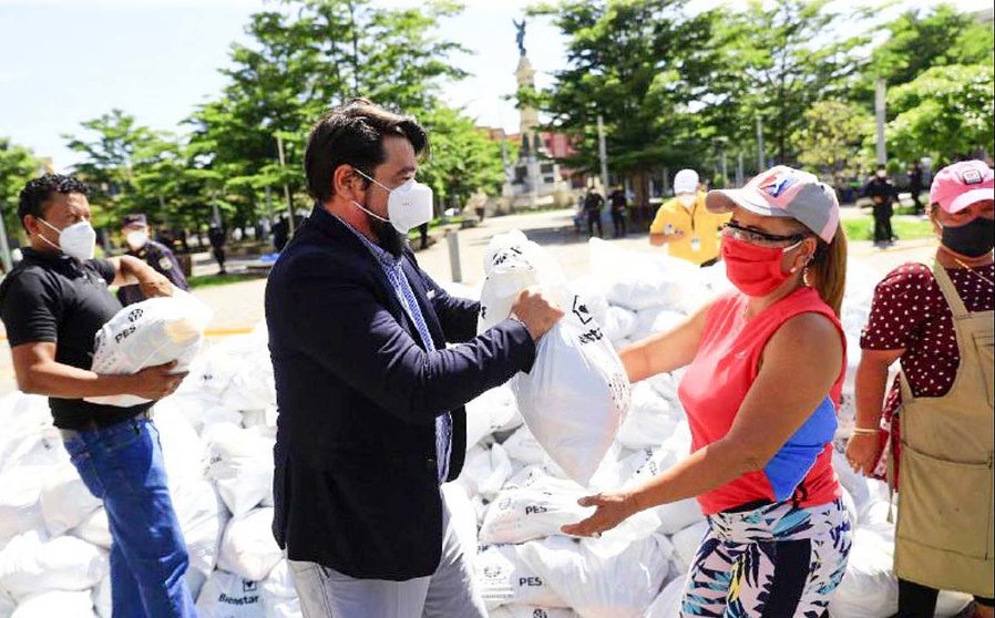 Entregan paquetes de alimentos a vendedores informales foto Secretaría de Prensa de la Presidencia