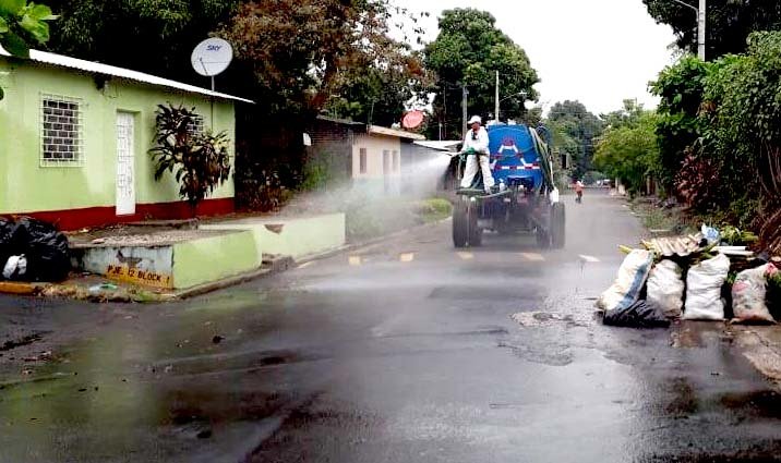 Persona municipal desinfecta calles de Colón Foto tomada de la alcaldía