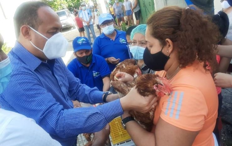 Alcalde entregando gallinas