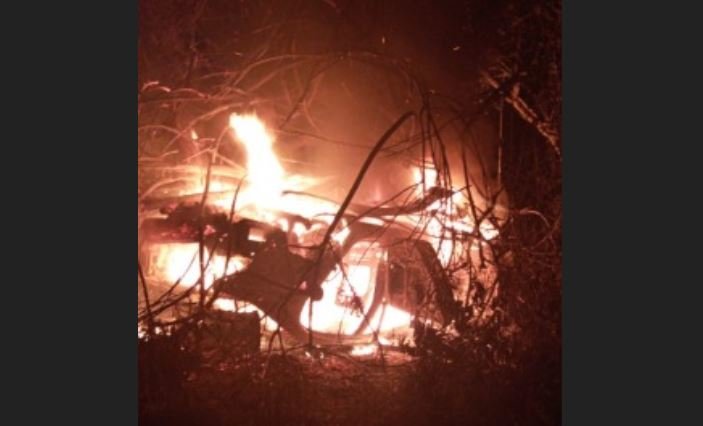 Carro incendiado en Chalatenango