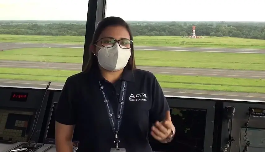 Primera mujer controladora en aeropuerto