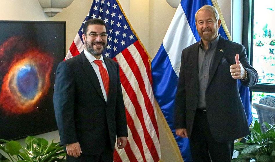 Embajado de EEUU Rondal Johnson y el fiscal general Raúl Melara foto tomada de la Embajada de Estados Unidos